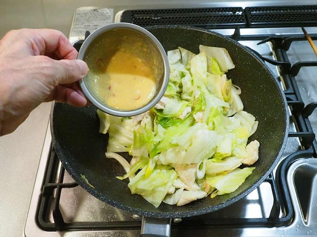 鶏むね肉とキャベツのみそマヨ炒め