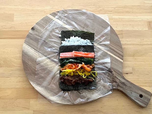 ラップで巻けちゃう!「韓国風海苔巻き」の作り方
