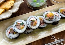 ラップで巻けちゃう♪失敗なしで作れる「韓国風海苔巻き」の作り方