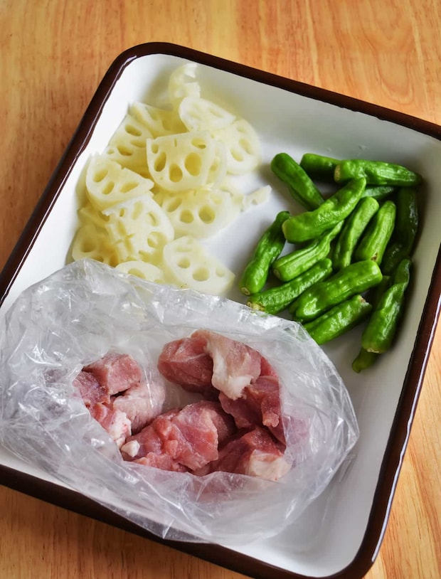 松本ゆうみ(ゆーママ)さんの「厚切り豚とれんこんのピリ辛中華炒め」レシピ 工程1