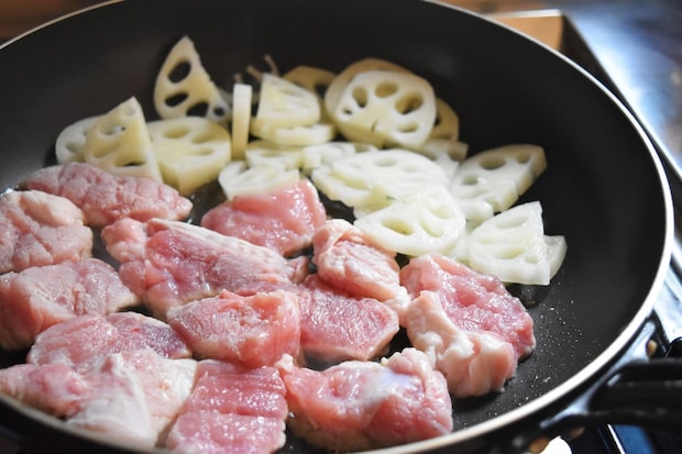 松本ゆうみ(ゆーママ)さんの「厚切り豚とれんこんのピリ辛中華炒め」レシピ 工程2