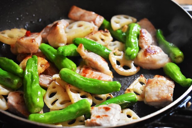 松本ゆうみ(ゆーママ)さんの「厚切り豚とれんこんのピリ辛中華炒め」レシピ 工程3