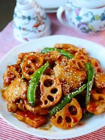 シャキシャキ食感で箸が止まらない♪「れんこんと鶏むね肉のオイスター炒め」