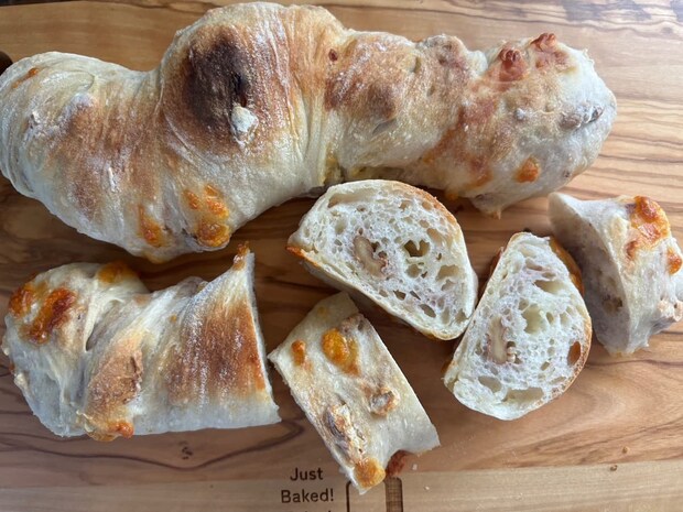 カリカリチーズ×香ばしいくるみが絶品！簡単「ねじねじパン」の作り方