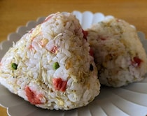 “天かす”が決め手！パクパク何個でも食べられる「たぬきおにぎり」レシピ