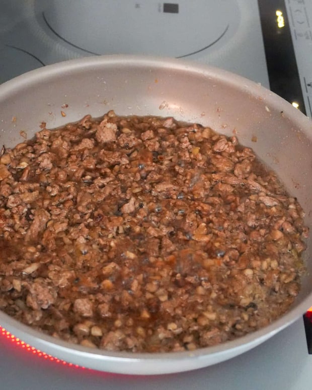 ひき肉を煮込む