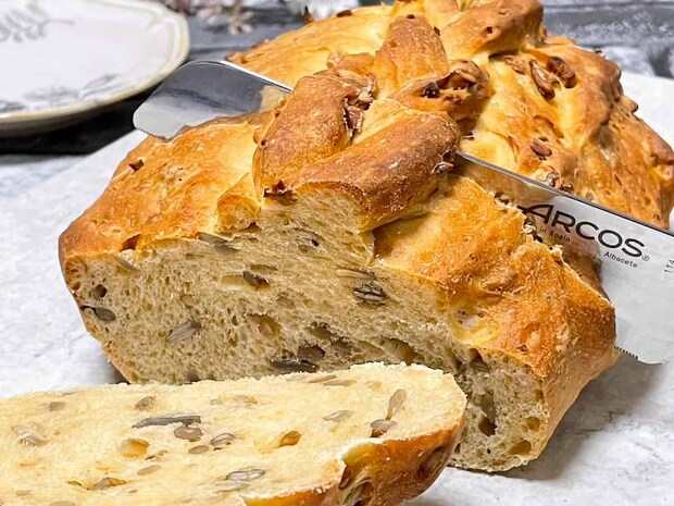 三つ編みでかわいく！ひまわりの種の黒糖食パン