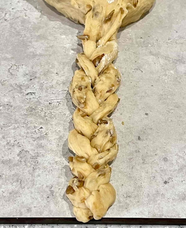 三つ編みでかわいく！ひまわりの種の黒糖食パン