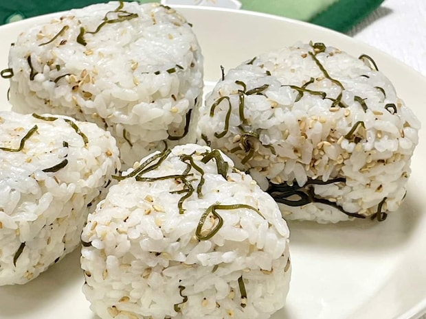 塩分控えめ!混ぜるだけなのに最高においしい「刻み昆布おにぎり」