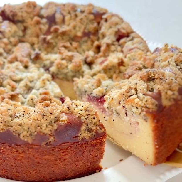 いちごと紅茶のクランブルチーズケーキ