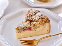 豆腐でなめらか！体にやさしい「いちごと紅茶のクランブルチーズケーキ」の作り方