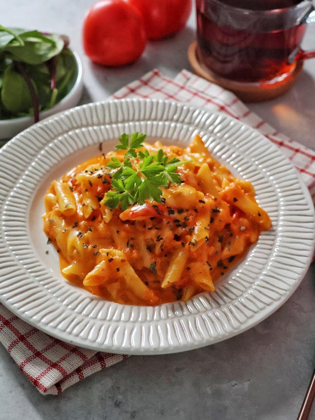 海外で話題!ワンパンで作る“とろ~りチーズ”のトマトペンネが簡単すぎる