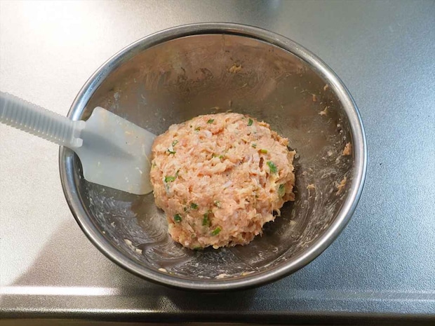 鶏団子と白菜の白湯風鍋