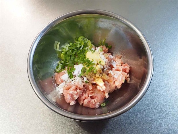 鶏団子と白菜の白湯風鍋