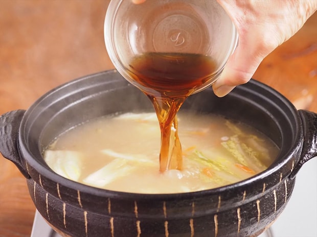 鶏団子と白菜の白湯風鍋