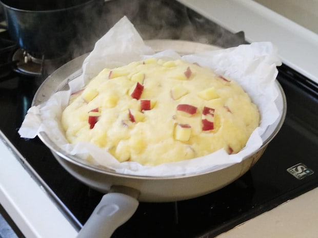 フライパンでほったらかすだけで簡単！「さつまいもの蒸しパン」レシピ