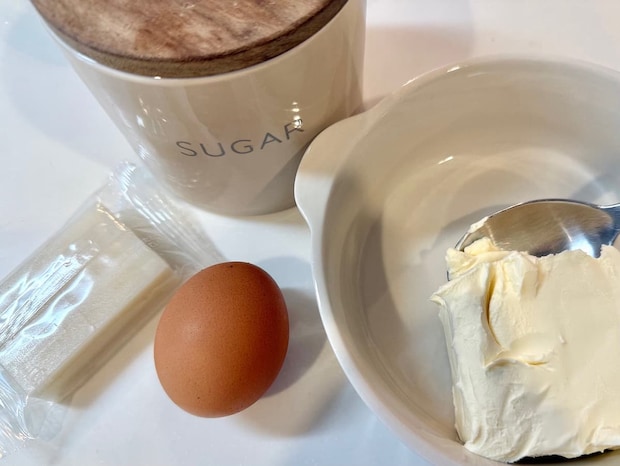 左上から順番に砂糖のボトル、袋に入った切り餅、卵、グラタン皿に入ったクリームチーズが並んでいる