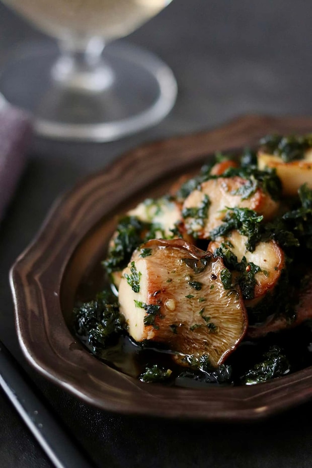 簡単なのにおしゃれ見え！お酒が止まらない「エリンギのパセリバターソース」