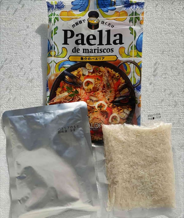 米とソースがセットに！カルディ「炊飯器で炊くだけ 魚介のパエリア」が本格的でおいしい♪