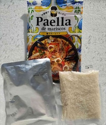 米とソースがセットに！カルディ「炊飯器で炊くだけ 魚介のパエリア」が本格的でおいしい♪
