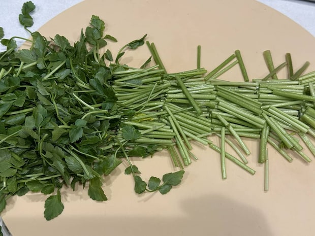 せりを切り分ける 青髪のテツ