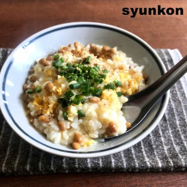 納豆3パックがすぐになくなる♪レンジで簡単「ふわとろ納豆雑炊」レシピ