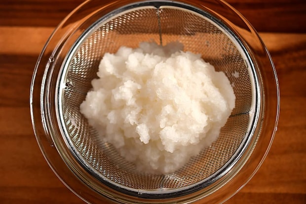 大根おろしを水切りしているところ