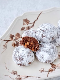 混ぜて丸めて焼くだけ♪サクほろ「ココア&アーモンドの米粉スノーボール」の作り方