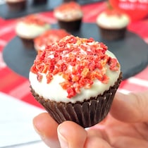 ワンボウルで！ 「ホワイトチョコ×いちご」のミニカップケーキが簡単でかわいい！