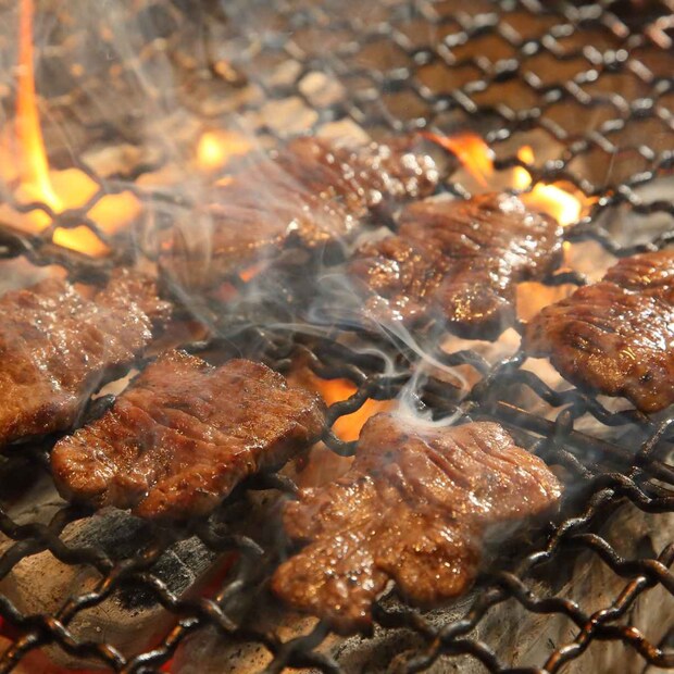 網の上で焼いている肉厚牛たん