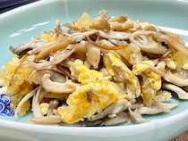 味付けはめんつゆだけ！「まいたけと天かすの卵とじ」が簡単なのに驚くほどおいしい♪