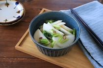 保存袋で味しみ抜群！少ない調味料で作れる「かぶの簡単甘酢漬け」