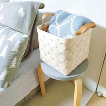 「ブランケット」が散らかって困る…を解決！おしゃれ＆便利な「収納アイデア」6選