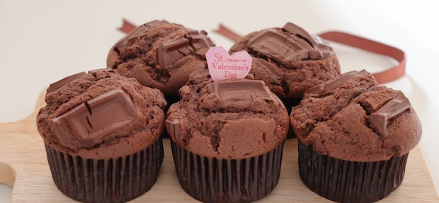 どこを食べてもチョコ♪ホットケーキミックスで簡単「焼きチョコマフィン」レシピ