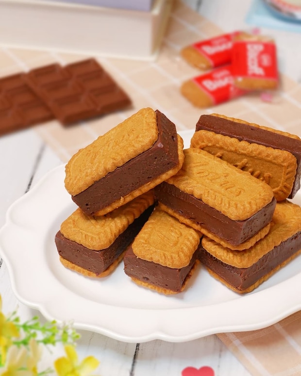 サクサクなめらか！材料3つで作れる「ロータス生チョコサンド」