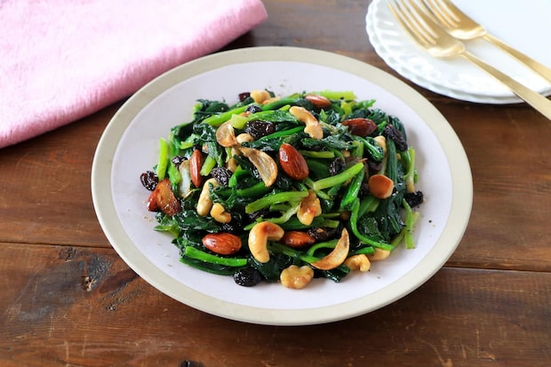 ナッツとレーズンでおいしい！「ほうれん草のカタルーニャ風」の作り方
