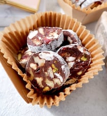 混ぜて冷やすだけ♪食感が楽しい「チョコサラミ」の作り方