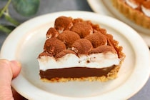 板チョコ2枚でこの満足感！混ぜて冷やすだけ「ティラミス生チョコタルト」