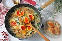 フライパンで手軽に作れる！「とろ～り半熟卵とほうれん草のグラタン」