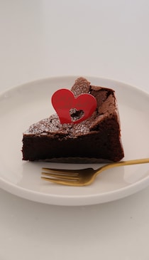 ひと口で幸せ♪基本は混ぜて焼くだけの「濃厚ガトーショコラ」