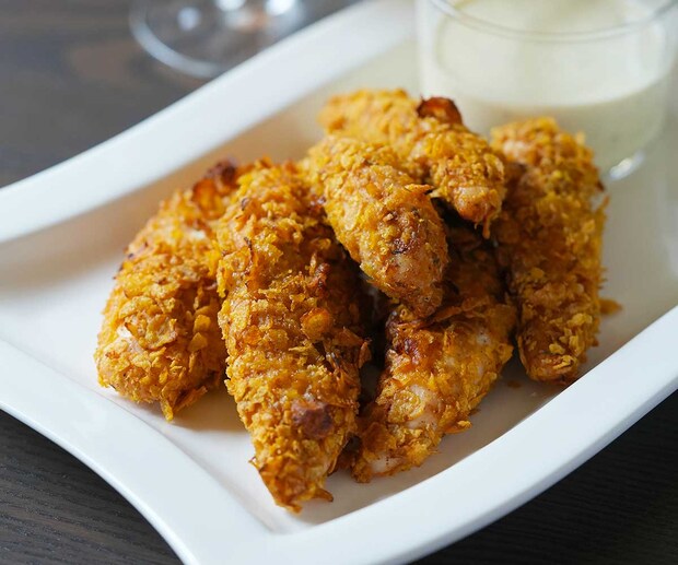 揚げないのにサクサク！コーンフレークで作る「クリスピーチキン」