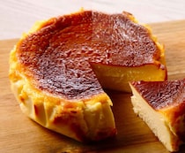 人気レストラン発！とろける食感とキャラメリゼ香る「濃厚バスク風チーズケーキ」