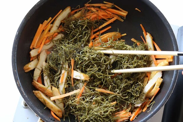 きざみ昆布とさつまあげの煮物
