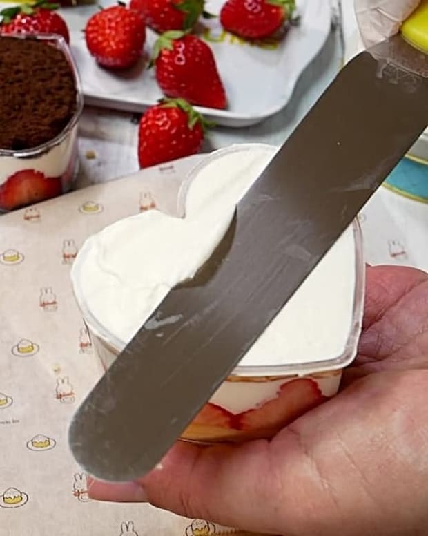 百均のカップで作るいちごのカップケーキ