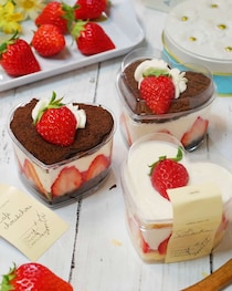 材料4つ！「北海道チーズ蒸しケーキ」と「ベルギーチョコ蒸しケーキ」で作る「いちごのカップケーキ」