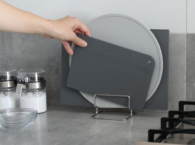 丸型も長方形もOK。形を気にせず立てられる「atomico まな板スタンド」