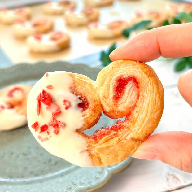 くるっと巻いて焼くだけ♪「いちごのハートパルミエ」の簡単レシピ