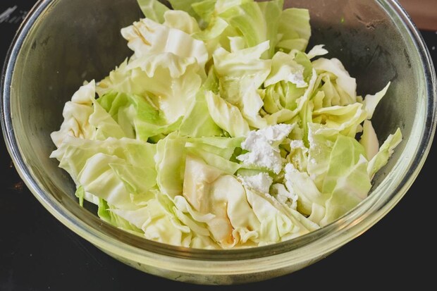 鶏むねとキャベツの塩けいちゃん 工程1