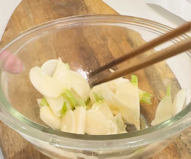 カブと帆立のカルパッチョしそジェノベーゼソース