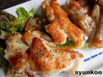 焼いただけなのにおいしい！「手羽元の塩ガーリック焼き」の簡単レシピ